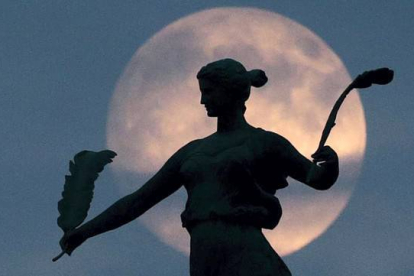 La luna tras la estatua de la Victoria en Des Moines, Iowa. JULIO CORTEZ/AP