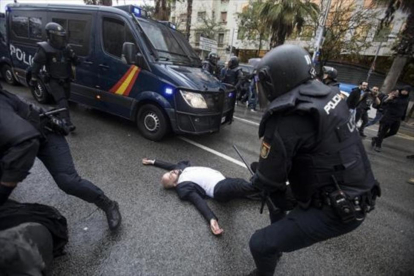 Una de las cargas policiales del 1-O en la escuela Ramon Llull, en Barcelona.
