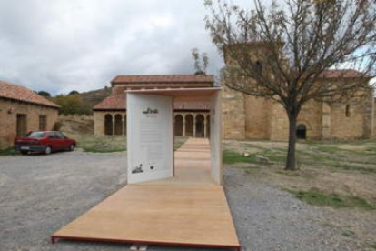 El kiosco informativo que ha instalado la Junta frente al monumento va a permanecer ahí un año enter