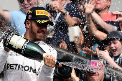 Lewis Hamilton (Mercedes), feliz en el podio de Austin (Texas, EEUU).