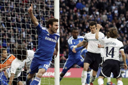 Mata celebra su gol al Tottenham durante el partido de semifinales de la Copa Inglesa.