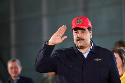 El presidente de Venezuela, Nicolás Maduro, mira un desifle militar que commemora el 98º aniversario de las Fuerzas Aéreas.