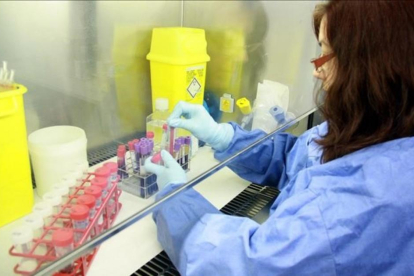 Una investigadora trabaja en una vacuna del sida.