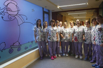 Enfermeras y auxiliares del Hospital de León posan con el nuevo uniforme estrenado ayer.