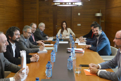 La presidenta de las Cortes se reunió con los portavoces parlamentarios. NACHO GALLEGO