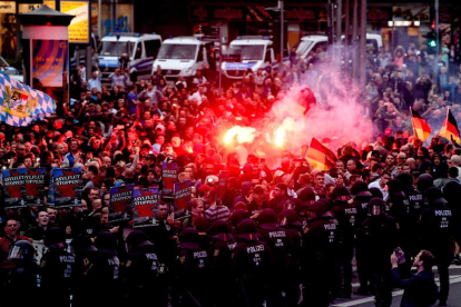 Manifestantes de derecha prenden bengalas mientras enfrentan a la policía antidisturbios. FPHILIP SINGER