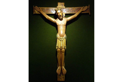 Cristo de Vallejo, hoy en el Museo de la Catedral. Derecha, el Cristo que se subasta en Barcelona. RAMIRO / SETDART
