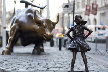 La niña de bronce frente al toro de Wall Street.