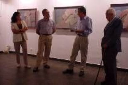 Los artistas, durante la presentación de la exposición en la casa de Sierra Pambley en Villablino