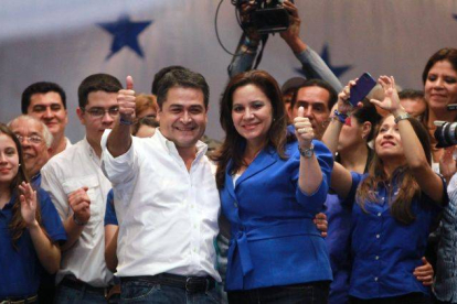El candidato presidencial del gobernante Partido Nacional, Juan Orlando Hernández (c-i) y su esposa Ana de Hernández.