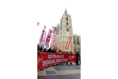 La cabecera de la manifestación, a su paso por la Catedral.