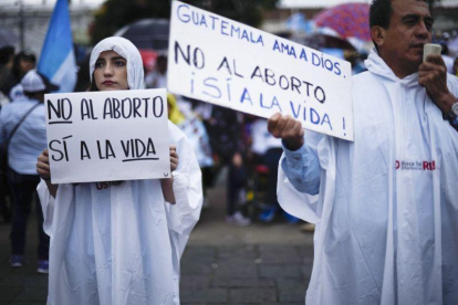 Unos 15.000 guatemaltecos se manifestaron en las calles para expresar su rechazo al aborto y apoyar la familia “natural”, en una marcha que la denominaron Guate por la vida y la familia.