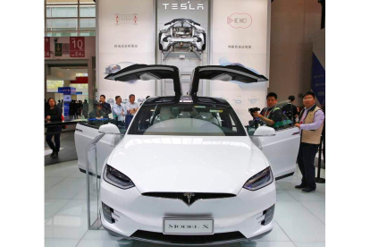 Vista de un Tesla Model X durante el Salón del Automóvil en Pekín en abril del pasado año. DL