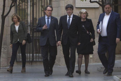 Joana Ortega, Artur Mas e Irene Rigau, junto a Carles Puigdemont y Oriol Junqueras, el pasado mes de marzo en el Palau de la Generalitat.