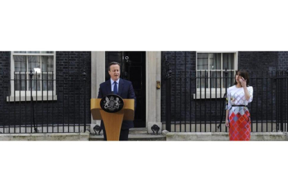 El primer ministro británico, David Cameron, anuncia su intención de dimitir en octubre junto a su esposa, Samatha Cameron
