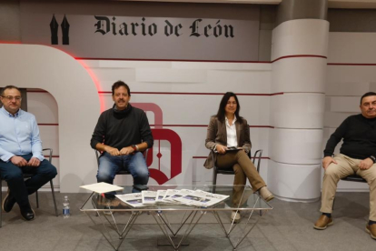 Julio César Fernández, Paco Fernández, Pilar Infiesta y Enrique Busto, en la mesa redonda 'Comercio local, comercio de proximidad'. RAMIRO