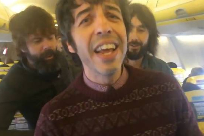 Quejosos por el trato recibido por los azafatos de la compañía 'low cost', el grupo de Barcelona les dedicó una ingeniosa canción.