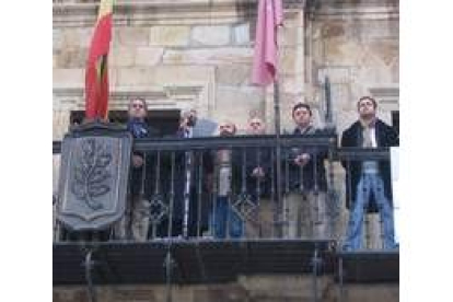 El alcalde y los miembros de la plataforma en la lectura del manifiesto