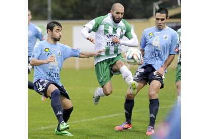 Taranilla, a la izquierda, disputa un balón con un jugador del equipo gallego bajo la atenta mirada de Porfirio
