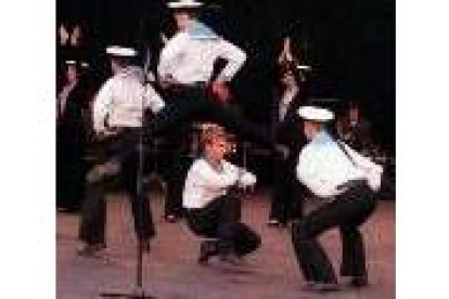 Los bailarines del Ejército Ruso realizan auténticas piruetas en el escenario