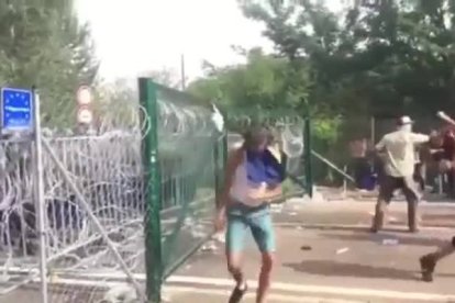 Enfrentamiento entre refugiados y policías en la frontera de Hungría con Serbia.