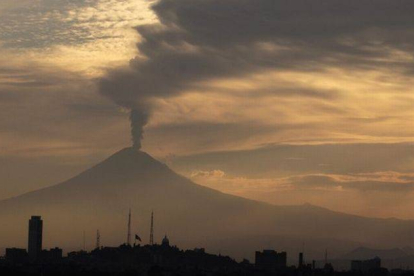 Columna de humo y cenizas sobre el volcán Popocatepetl.