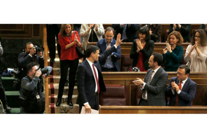 El secretario general del PSOE, Pedro Sánchez, saluda a sus compañeros de partido antes de abandonar el hemiciclo. BALLESTEROS