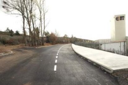 Parte de las obras de mejora de viales del polígono de Vidanes.