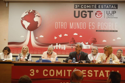 Mesa de cabecera del comité de pensionistas y jubilados de UGT en León. RAMIRO