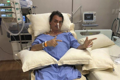 Jair Bolsonaro posa para una foto durante su estancia en el hospital.