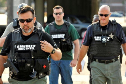 Agentes de policía llegan a la escena de un tiroteo en Orlando (Florida, EEUU).