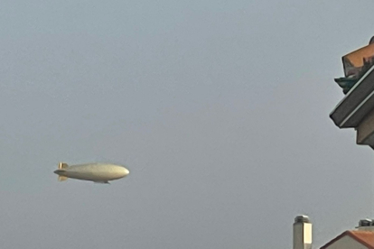 La aeronave, sobre La Virgen del Camino. DL