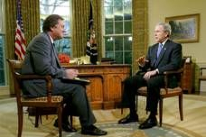 Bush durante la entrevista con el periodistas de la NBC Tim Russert, en el Despacho Oval