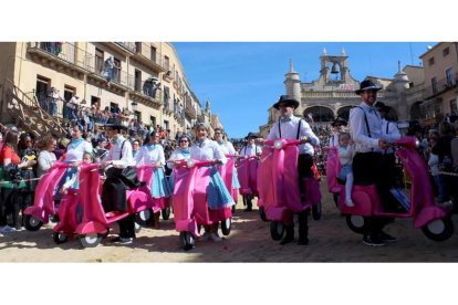 Desfile de disfraces callejeros del Carnaval del Toro de Ciudad Rodrigo. REBECA JEREZ