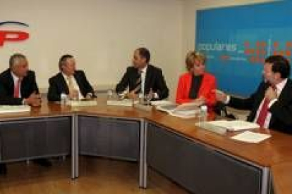 Arenas, Piqué, Camps, Aguirre y Rajoy, ayer, durante la reunión de líderes territoriales del PP