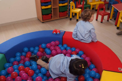 Dos menores juegan en un centro infantil de León.