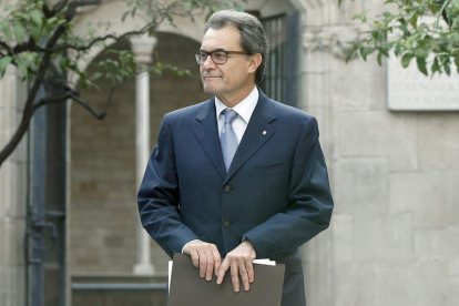 El presidente de la Generalitat vuelve a convocar a los partidos favorables a la consulta.