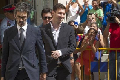 Leo Messi sale de los juzgados de Gavà tras declarar, en septiembre del 2013.