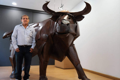 El artista colombiano Cosme Paredes con su toro ‘Descarado’.