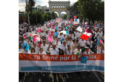 El Frente Nacional por la Familia protesta en México contra el matrimonio homosexual. U. R. BASURTO