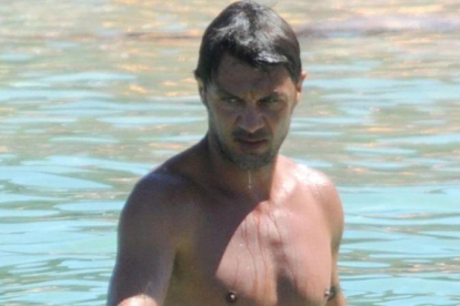 Paolo Maldini presume de forma física en las playas de Eivissa.