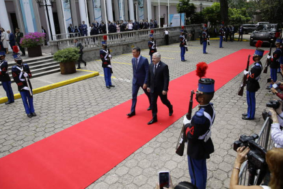 Pedro Sánchez llega acompañado del Canciller de Honduras, Eduardo Enrique Reina, a la Casa Presidencial, ayer. BIENVENIDO VELASCO