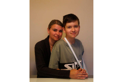 Elena Rhodyka con su hijo Iván Radchenko, recién llegados a León, forman parte de las
447 personas ucranianas acogidas en la provincia desde marzo.   FERNANDO OTERO