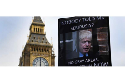 Pancarta con la cara de Johnson en una protesta, ayer. ANDY RAIN