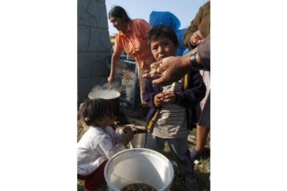 Familias de Pisco reciben comida como parte de la ayuda humanitaria