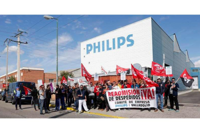 Un centenar de trabajadores reivindica la readmisión de los despedidos por Philips. R. VALTERO