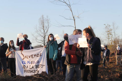 Protesta en Toral de Otero el pasado sábado contra el proyecto del macrohuerto solar. A. F. BARREDO