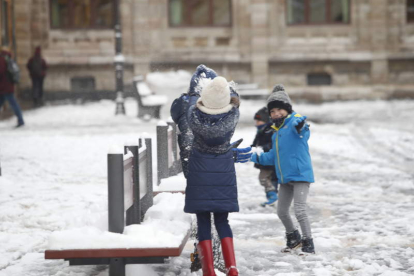 Imagen de unos niños jugando con la nieve caída en la ciudad de León. RAMIRO