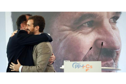 El presidente del PP, Pablo Casado, ayer junto al candidato a lehendakari de la coalición PP+Ciudadanos, Carlos Iturgaiz.