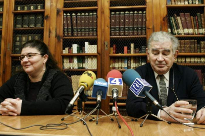 Amelia y Antonio Gamoneda, hija y padre, ambos dedicados a la creación literaria, aunque practican géneros diferentes.